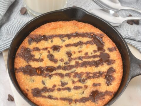 https://www.buttertogetherkitchen.com/wp-content/uploads/2022/02/keto-chocolate-chip-skillet-cookie1-480x360.jpg